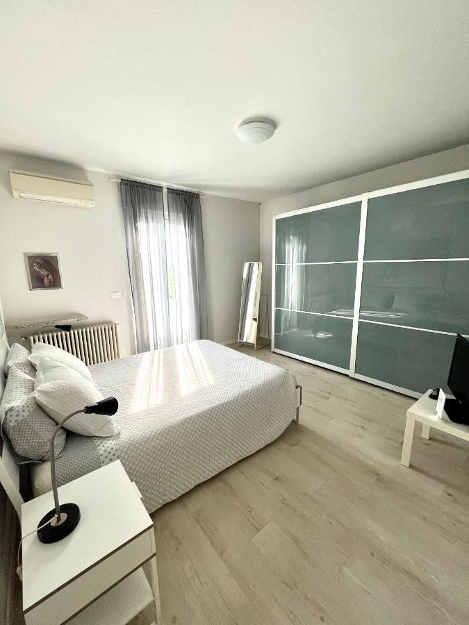 Your Familyapartment In Sirmione Eksteriør bilde